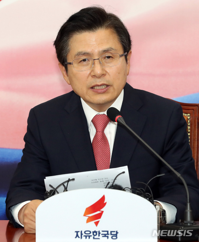 【서울=뉴시스】 박영태 기자 = 5일 오전 서울 여의도 국회에서 열린 자유한국당 당대표 및 최고위원-중진의원 연석회의에서 황교안 대표가 발언하고 있다. 2019.06.05.since1999@newsis.com