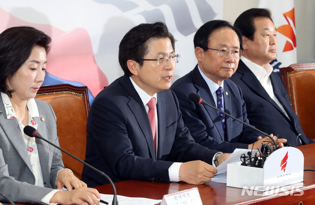 【서울=뉴시스】 박영태 기자 = 5일 오전 서울 여의도 국회에서 열린 자유한국당 당대표 및 최고위원-중진의원 연석회의에서 황교안 대표가 발언하고 있다. 2019.06.05.since1999@newsis.com