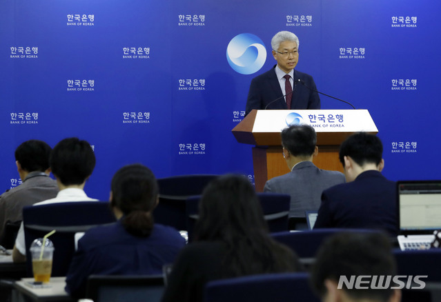 【서울=뉴시스】최동준 기자 = 5일 서울 중구 한국은행 브리핑실에서 박양수 한국은행 경제통계국장이 2019년 4월 국제수지(잠정) 발표를 하고 있다. 2019.06.05. photocdj@newsis.com