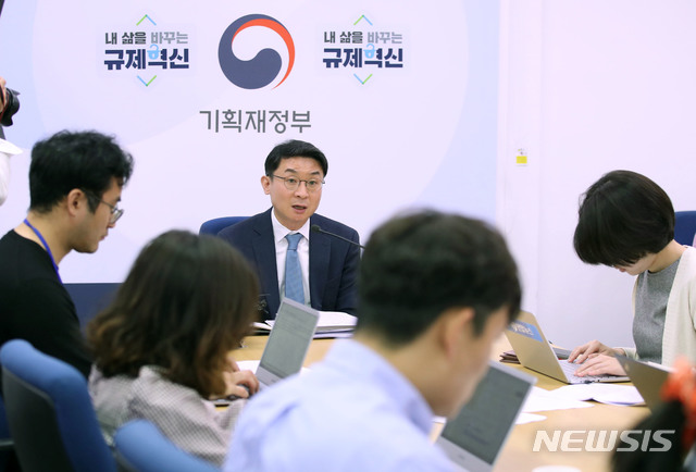 【세종=뉴시스】김진아 기자 = 이억원 기획재정부 경제정책국장이 5일 정부세종청사 기재부 기자실에서 2019년 4월 경상수지 분석 브리핑을 하고 있다. 4월 경상수지는 6억6000만달러로 7년 만에 적자로 돌아섰다. 2019.06.05.&nbsp; bluesoda@newsis.com