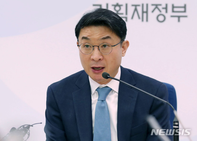 【세종=뉴시스】김진아 기자 = 이억원 기획재정부 경제정책국장이 5일 정부세종청사 기재부 기자실에서 2019년 4월 경상수지 분석 브리핑을 하고 있다. 4월 경상수지는 6억6000만달러로 7년 만에 적자로 돌아섰다. 2019.06.05.&nbsp; bluesoda@newsis.com