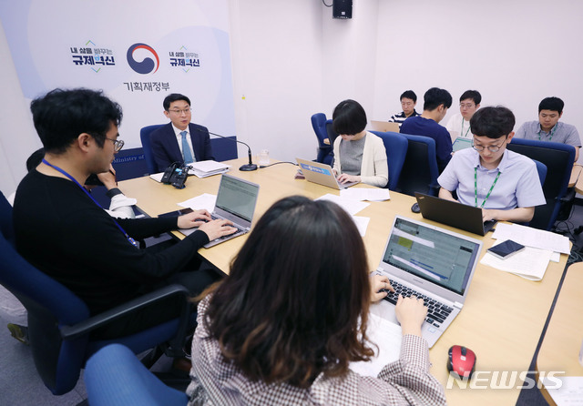 【세종=뉴시스】김진아 기자 = 이억원 기획재정부 경제정책국장이 지난 6월5일 정부세종청사 기재부 기자실에서 2019년 4월 경상수지 분석 브리핑을 하고 있다. 2019.06.05. bluesoda@newsis.com