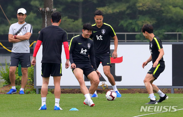 【파주=뉴시스】배훈식 기자 = 5일 오전 경기 파주시 파주NFC에서 축구 국가대표 손흥민(왼쪽 두번째) 등 선수들이 훈련하고 있다. 2019.06.05. dahora83@newsis.com