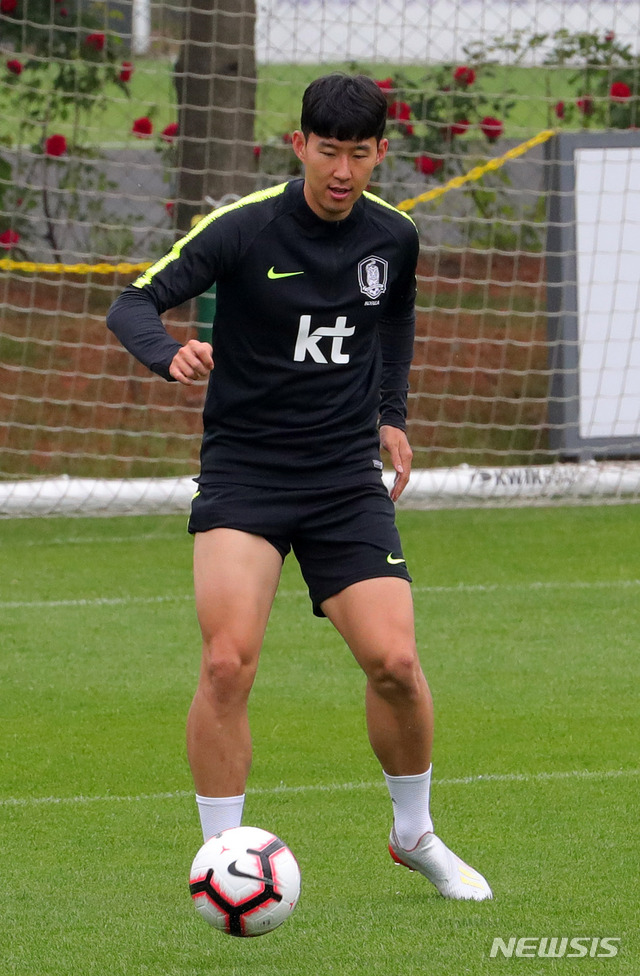 【파주=뉴시스】배훈식 기자 = 5일 오전 경기 파주시 파주NFC에서 축구 국가대표 손흥민이 훈련하고 있다. 2019.06.05. dahora83@newsis.com