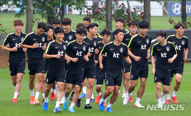 【파주=뉴시스】배훈식 기자 = 5일 오전 경기 파주시 파주NFC에서 축구 국가대표팀 선수들이 몸을 풀고 있다. 2019.06.05. dahora83@newsis.com