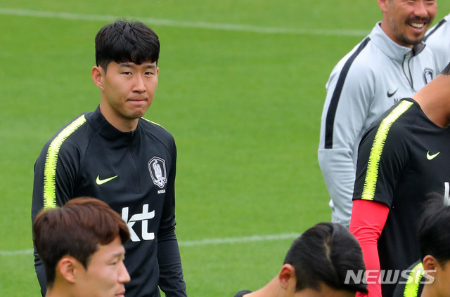 【파주=뉴시스】배훈식 기자 = 5일 오전 경기 파주시 파주NFC에서 축구 국가대표 손흥민이 운동장에 들어서고 있다. 2019.06.05. dahora83@newsis.com