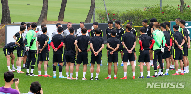【파주=뉴시스】배훈식 기자 = 5일 오전 경기 파주시 파주NFC에서 축구 국가대표팀 선수들이 훈련에 앞서 파울루 벤투 감독의 지시를 듣고 있다. 2019.06.05. dahora83@newsis.com