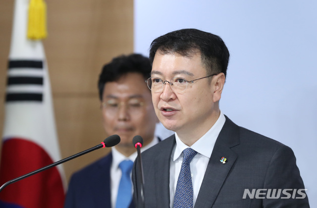 【서울=뉴시스】 전진환 기자 = 호화생활 악의적 체납자에 대한 범정부적 대응 강화 방안 브리핑이 열린 5일 오전 서울 종로구 정부서울청사 브리핑실에서 이은항 국세청 차장이 제재 방안을 발표하고 있다. 호화생활 고액 상습체납자에 대해서는 최대 30일간 유치장에 유치할 수 있는 감치명령제도, 여권을 발급받은 당일 출국하는 사례 차단을 위해 고액체납자의 경우 여권 미발급자도 출국금지, 체납자 재산조회범위 확대, 복지급여 환수 등이 포함된다. 2019.06.05. amin2@newsis.com