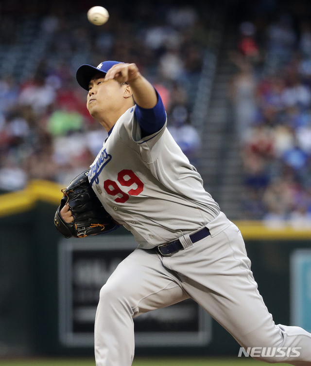 【피닉스=AP/뉴시스】LA 다저스의 류현진이 4일(현지시간) 미 애리조나주 피닉스 체이스필드에서 열린 2019 메이저리그 애리조나 다이아몬드백스와의 경기에 선발 등판해 1회 투구하고 있다.&nbsp; 시즌 9승째에 도전하는 류현진은 팀이 3-0으로 앞선 가운데 6회 경기가 펼쳐지고 있다. 2019.06.05. 