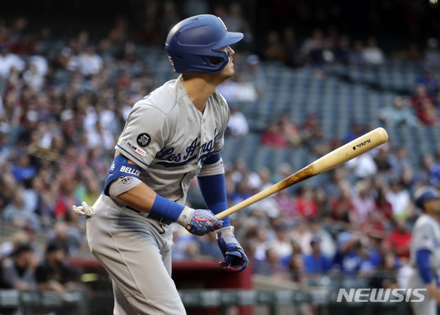 【피닉스(미국)=AP/뉴시스】 LA 다저스 코리 벨린저가 5일(한국시간) 미국 애리조나주 피닉스 체이스 필드에서 열린 2019 메이저리그 애리조나 다이아몬드백스와 원정경기에서 1회 타격한 뒤 타구를 바라보고 있다. 