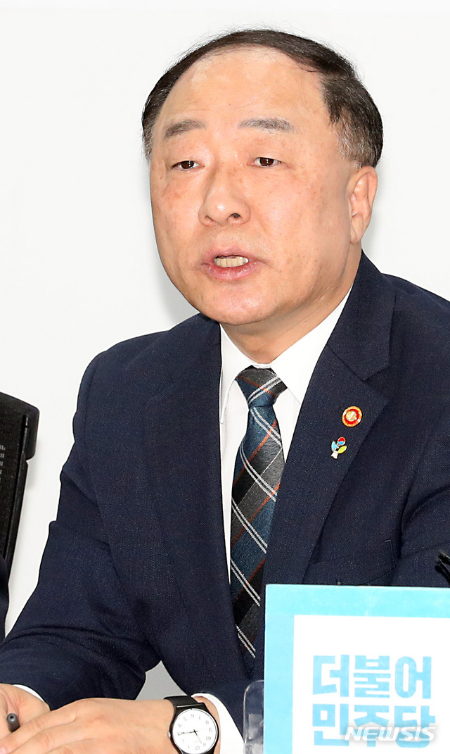 【서울=뉴시스】이종철 기자 = 주류 과세 체계 개편 논의, 승용차 개소세 인하 조치 연장 논의를 위해 5일 서울 여의도 국회 의원회관에서 열린 더불어민주당 세제 관련 현안 당정협의에서 홍남기 경제부총리 겸 기획재정부 장관이 발언을 하고 있다. 2019.06.05. jc4321@newsis.com