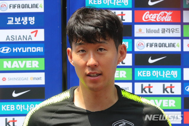 【파주=뉴시스】배훈식 기자 = 5일 오전 경기 파주시 파주NFC에서 축구 국가대표 손흥민이 취재진의 질문에 답하고 있다. 2019.06.05.&nbsp; dahora83@newsis.com