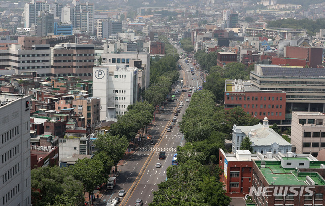 【서울=뉴시스】박주성 기자 = 서울의 대표 예술문화 거리인 대학로가 30년만에 '차 없는 거리'로 돌아간다. 서울시는 9일 낮 12시부터 오후 5시까지 대학로(혜화로터리~이화사거리, 960m) 일대에서 '2019 대학로 차 없는 거리'를 시범운영한다고 4일 밝혔다. 사진은 5일 대학로 이화사거리에서 혜화로터리까지의 모습. 2019.06.05. park7691@newsis.com