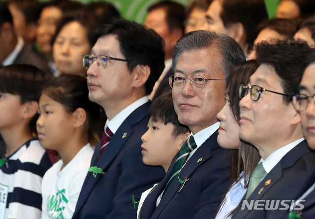 【창원=뉴시스】박진희 기자 = 문재인 대통령이 5일 경남 창원 창원컨벤션센터에서 열린 '제24회 환경의 날 기념식'에 참석해 있다. 2019.06.05. pak7130@newsis.com