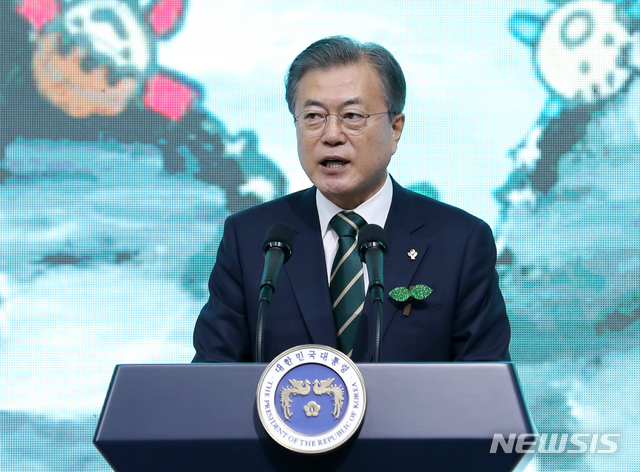 【창원=뉴시스】박진희 기자 = 문재인 대통령이 5일 경남 창원 창원컨벤션센터에서 열린 '제24회 환경의 날 기념식'에서 기념사하고 있다. 2019.06.05.&nbsp; pak7130@newsis.com