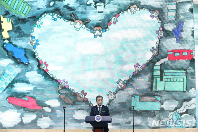 【창원=뉴시스】박진희 기자 = 문재인 대통령이 5일 경남 창원 창원컨벤션센터에서 열린 '제24회 환경의 날 기념식'에서 기념사하고 있다. 2019.06.05. pak7130@newsis.com