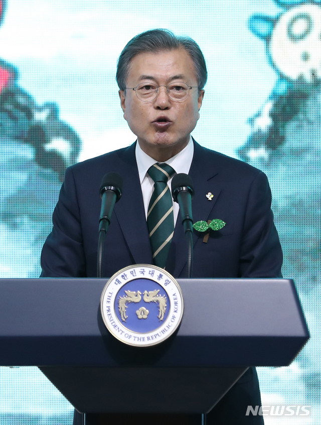 【창원=뉴시스】박진희 기자 = 문재인 대통령이 5일 경남 창원 창원컨벤션센터에서 열린 '제24회 환경의 날 기념식'에서 기념사하고 있다. 2019.06.05. pak7130@newsis.com
