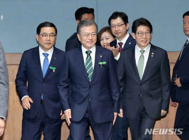 【창원=뉴시스】박진희 기자 = 문재인 대통령이 5일 경남 창원 창원컨벤션센터에서 열린 '제24회 환경의 날 기념식'에 참석하고 있다. 2019.06.05. pak7130@newsis.com