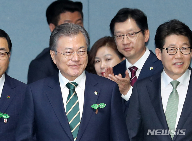 【창원=뉴시스】박진희 기자 = 문재인 대통령이 5일 경남 창원 창원컨벤션센터에서 열린 '제24회 환경의 날 기념식'에 참석하고 있다. 2019.06.05.&nbsp; pak7130@newsis.com