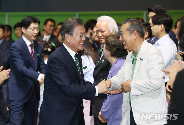 【창원=뉴시스】박진희 기자 = 문재인 대통령이 5일 경남 창원 창원컨벤션센터에서 열린 '제24회 환경의 날 기념식'에 입장하며 참석자들과 인사하고 있다. 왼쪽은 김경수 경남지사. 2019.06.05. pak7130@newsis.com