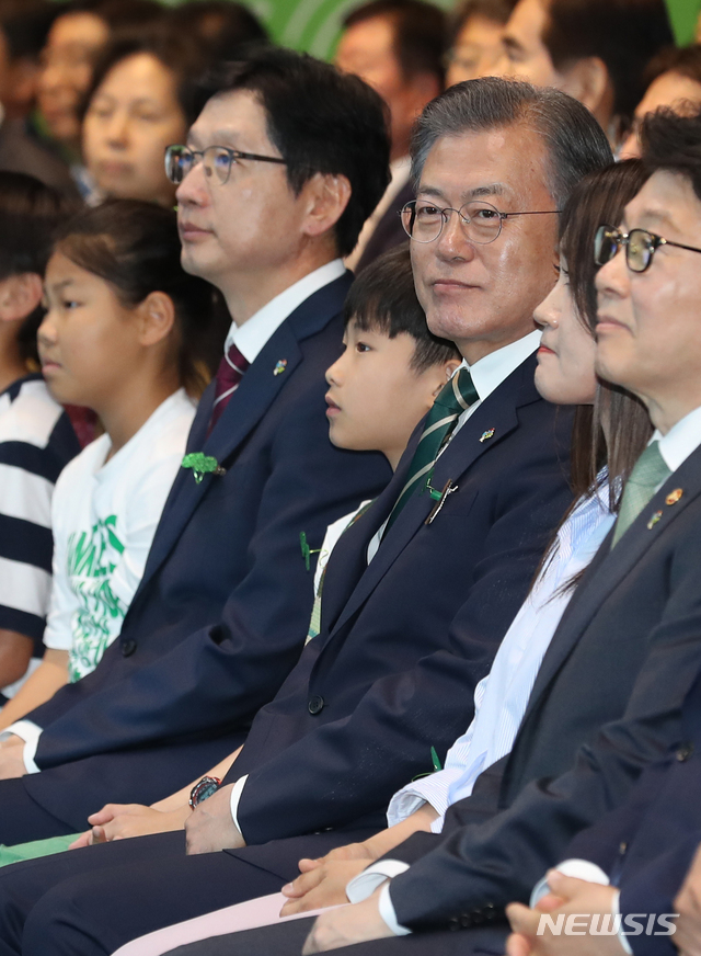 【창원=뉴시스】박진희 기자 = 문재인 대통령이 5일 경남 창원 창원컨벤션센터에서 열린 '제24회 환경의 날 기념식'에 참석해 있다. 2019.06.05. pak7130@newsis.com