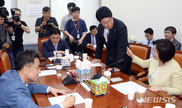 【서울=뉴시스】 박영태 기자 = 5일 서울 여의도 국회에서 열린 정치개혁특위 제1소위 회의가 진행중일때 장제원 자유한국당 간사가 참석하고 있다. 2019.06.05.since1999@newsis.com