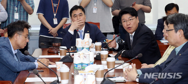 【서울=뉴시스】 박영태 기자 = 5일 서울 여의도 국회에서 열린 정치개혁특위 제1소위 회의에서 장제원 자유한국당 간사가 발언을 하고 있다. 2019.06.05. since1999@newsis.com