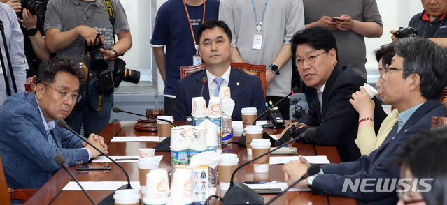 【서울=뉴시스】 박영태 기자 = 5일 서울 여의도 국회에서 열린 정치개혁특위 제1소위 회의에서 김종민 제1소위원장이 발언하고 있다. 2019.06.05.since1999@newsis.com