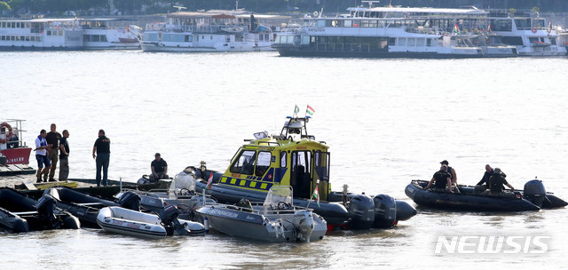 【부다페스트(헝가리)=뉴시스】추상철 기자 =유람선 침몰 사고 발생 8일째인 5일 오전(현지시각) 헝가리 부다페스트 다뉴브강 사고현장 인근에 마련된 현장 CP 선착장에서 헝가리구조대가 수색준비를 하고 있다. 2019.06.05.&nbsp;&nbsp;&nbsp; scchoo@newsis.com