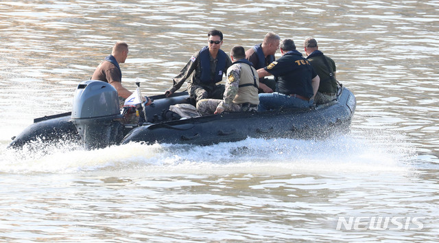 【부다페스트(헝가리)=뉴시스】추상철 기자 =유람선 침몰 사고 발생 8일째인 5일 오전(현지시각) 헝가리 부다페스트 다뉴브강 사고현장 인근에 마련된 현장 CP 선착장에서 송순근 주헝가리 대사관 국방무관과 야노쉬 허이두 대테러청장이 사고현장으로 향하고 있다. 2019.06.05.&nbsp;&nbsp; scchoo@newsis.com