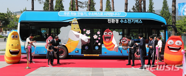 【창원=뉴시스】박진희 기자 = 문재인 대통령이 5일 경남 창원시 창원컨벤션센터 앞에서 수소버스 제막을 하고 있다. 2019.06.05. pak7130@newsis.com