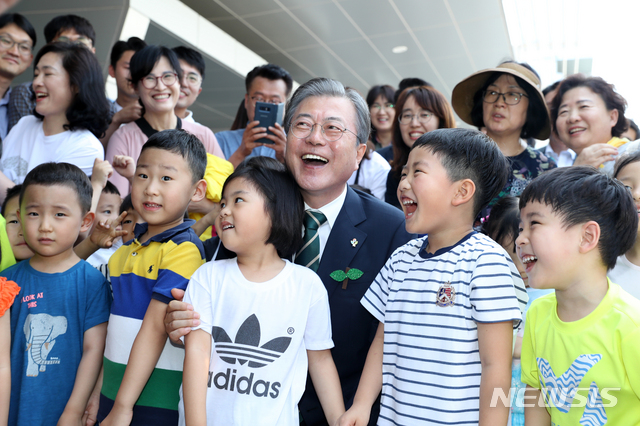 [창원=뉴시스]박진희 기자 = 문재인 대통령이 2019년 6월 5일 경남 창원시 창원컨벤션센터에서 열린 '제24회 환경의 날 기념식'을 마친 후 어린이들과 기념촬영하고 있다. 2020.05.10. pak7130@newsis.com