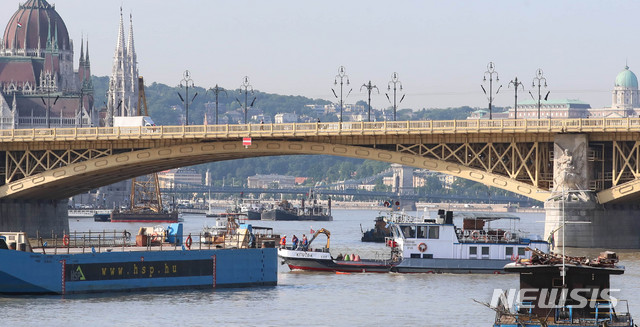 【부다페스트(헝가리)=뉴시스】추상철 기자 =유람선 침몰 사고 발생 8일째인 5일 오전(현지시각) 헝가리 부다페스트 다뉴브강 사고현장에서 수색작업이 실시되고 있다. 2019.06.05.&nbsp; scchoo@newsis.com