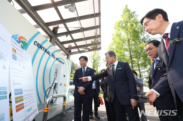 【창원=뉴시스】박진희 기자 = 문재인 대통령이 지난 6월 5일 창원 도심형 수소충전소에서 성윤모 산업부 장관의 경과보고를 듣고 있다. 2019.06.05. pak7130@newsis.com