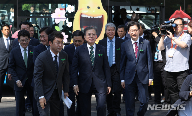 【창원=뉴시스】박진희 기자 = 문재인 대통령이 5일 수소버스에서 하차해 창원 도심형 수소충전소로 향하고 있다. 2019.06.05. pak7130@newsis.com