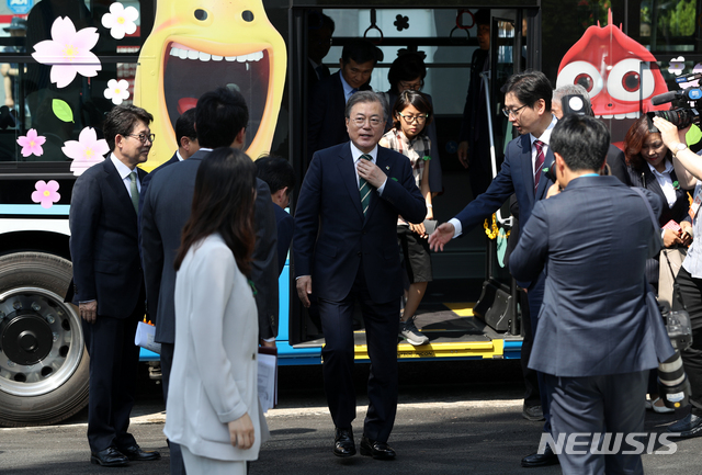 【창원=뉴시스】박진희 기자 = 문재인 대통령이 5일 수소버스에서 하차해 창원 도심형 수소충전소로 향하고 있다. 2019.06.05.&nbsp; pak7130@newsis.com