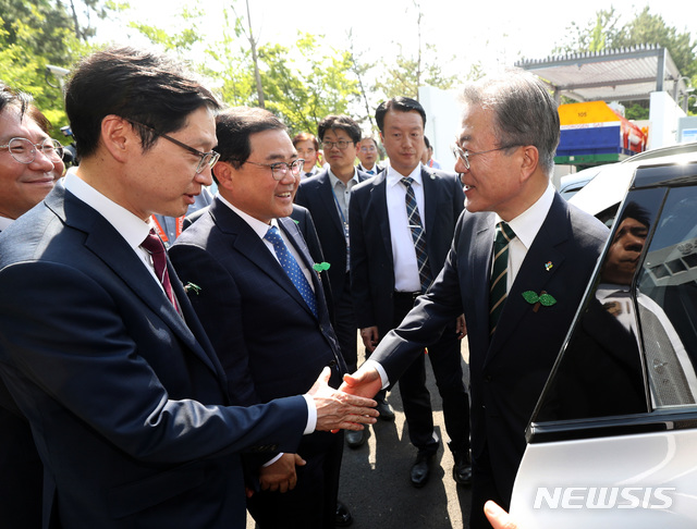 【창원=뉴시스】박진희 기자 = 문재인 대통령이 5일 창원 도심형 수소충전소 시찰을 마친 후 김경수 경남지사와 악수하며 차량에 탑승하고 있다. 2019.06.05. pak7130@newsis.com