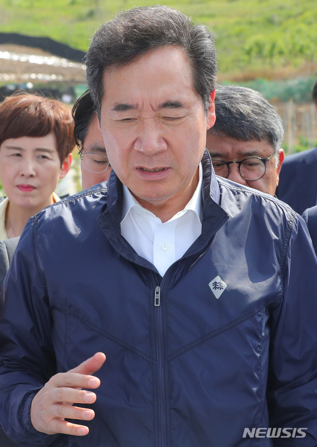 【파주=뉴시스】배훈식 기자 = 이낙연 국무총리 5일 오후 경기 파주시 적성면 거점소독시설을 방문, 아프리카 돼지열병 차단에 힘써 줄 것을 당부하고 있다. 2019.06.05. dahora83@newsis.com
