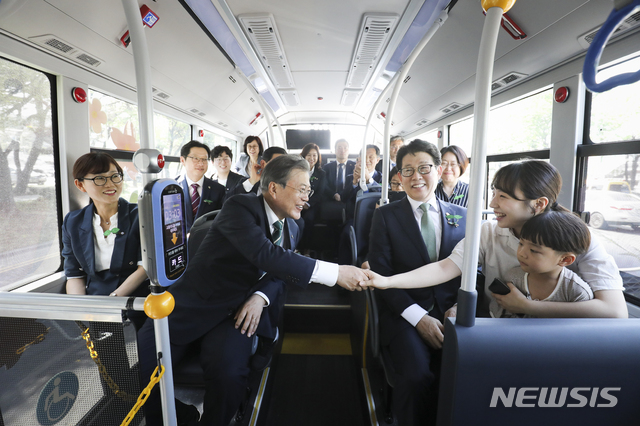 【창원=뉴시스】박진희 기자 = 문재인 대통령이 5일 오후 경남 창원 컨벤션센터에서 열린 환경의 날 기념식을 마친 후 수소 버스를 타고 도심형 수소 충전소로 이동하고 있다. 2019.06.05. pak7130@newsis.com