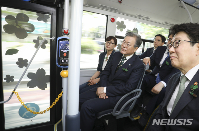 【창원=뉴시스】박진희 기자 = 문재인 대통령이 지난 6월 5일 오후 경남 창원 컨벤션센터에서 열린 환경의 날 기념식을 마친 후 수소 버스를 타고 도심형 수소 충전소로 이동하고 있다. 2019.06.05. pak7130@newsis.com