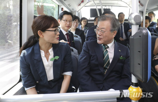 【창원=뉴시스】박진희 기자 = 문재인 대통령이 5일 오후 경남 창원 컨벤션센터에서 열린 환경의 날 기념식을 마친 후 수소 버스를 타고 도심형 수소 충전소로 이동하고 있다. 2019.06.05.&nbsp; pak7130@newsis.com