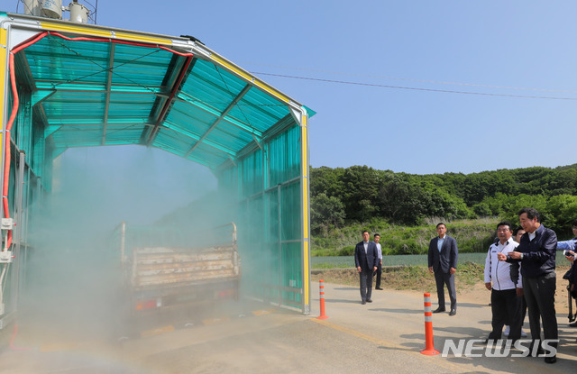 【파주=뉴시스】배훈식 기자 = 이낙연 국무총리 5일 오후 경기 파주시 적성면 거점소독시설을 방문, 아프리카 돼지열병 차단 소독시설을 점검하고 있다. 2019.06.05. dahora83@newsis.com