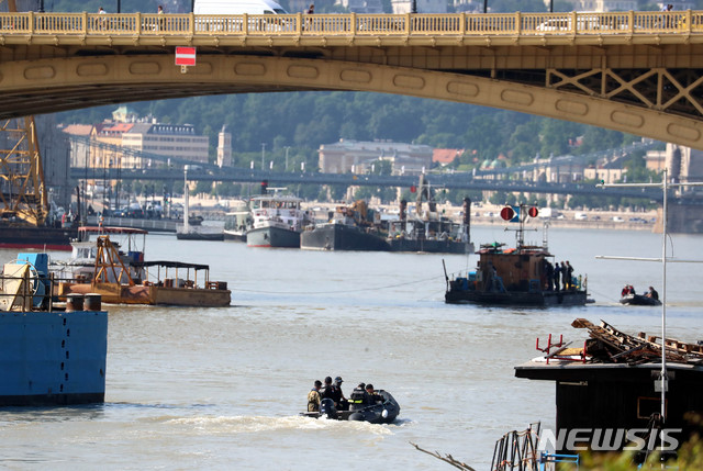 【부다페스트(헝가리)=뉴시스】추상철 기자 =대한민국 정부 합동 신속대응팀이 5일 오전(현지시각) 헝가리 부다페스트 다뉴브강 사고현장으로 향하고 있다. 2019.06.05.&nbsp;&nbsp; scchoo@newsis.com