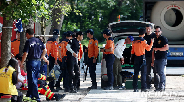 【부다페스트(헝가리)=뉴시스】추상철 기자 =유람선 침몰 사고 발생 8일째인 5일 오전(현지시각) 헝가리 부다페스트 다뉴브강 사고현장 인근에 마련된 현장CP에서 대한민국 정부 합동 신속대응팀이 헝가리구조대와 대화하고 있다. 2019.06.05.&nbsp; scchoo@newsis.com