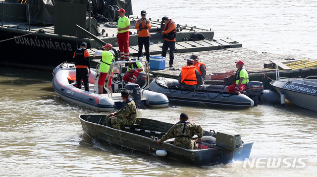 【부다페스트(헝가리)=뉴시스】추상철 기자 =유람선 침몰 사고 발생 일주일째인 5일 오전(현지시각) 헝가리 부다페스트 다뉴브강 사고현장 인근에 마련된 현장CP에서 대한민국 정부 합동 신속대응팀이 수색준비 작업을 하고 있다. 2019.06.05.&nbsp;&nbsp;&nbsp; scchoo@newsis.com 