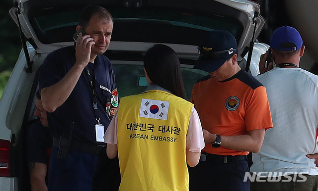 【부다페스트(헝가리)=뉴시스】추상철 기자 =유람선 침몰 사고 발생 일주일째인 5일 오전(현지시각) 헝가리 부다페스트 다뉴브강 사고현장 인근에 마련된 현장CP에서 대한민국 정부 합동 신속대응팀과 헝가리 구조대가 대화하고 있다. 2019.06.05.&nbsp; scchoo@newsis.com