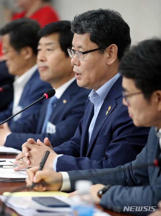 【서울=뉴시스】박미소 기자 = 김연철(오른쪽 두번째) 통일부 장관이 5일 오후 서울 종로구 통일부 남북회담본부에서 열린 '김연철 통일부 장관 초청 간담회, 남북교류협력 어떻게 할 것인가'에서 기초지방정부 남북교류협력 현황과 건의사항에 대해 총평하고 있다. 2019.06.05. misocamera@newsis.com