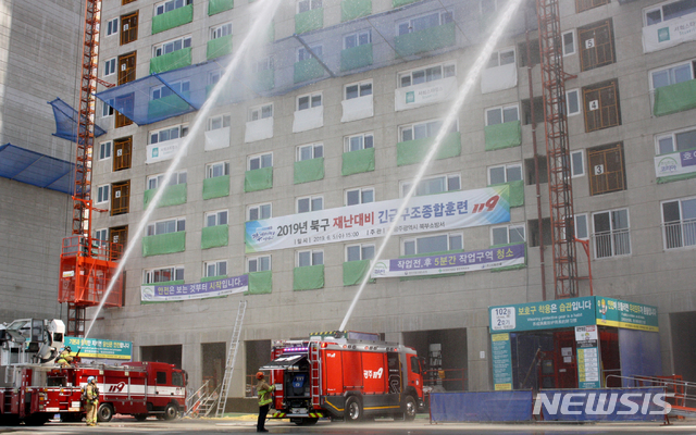 【광주=뉴시스】 신대희 기자 = 5일 광주 북구 각화동 센트럴파크서희스타힐스 공사장에서 북부소방서가 재난 대비 긴급구조종합훈련'을 벌이고 있다. 2019.06.05. (사진 = 광주 북부소방 제공) photo@newsis.com
