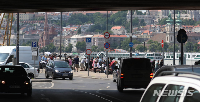 【부다페스트(헝가리)=뉴시스】추상철 기자 =유람선 침몰 사고 발생 7일째인 5일 오전(현지시각) 헝가리 부다페스트 다뉴브강 사고현장에는 많은 취재진과 추모객으로 붐비고 있다. 2019.06.05.&nbsp; scchoo@newsis.com