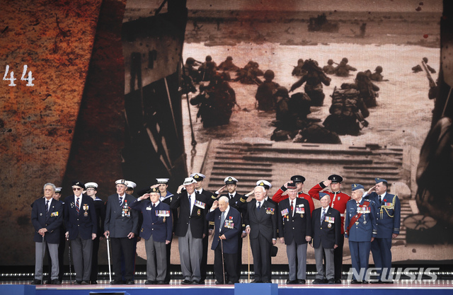 【포츠머스(영국)=AP/뉴시스】5일(현지시간) 영국 포츠머스에서 열린 노르망디 상륙작전 제75주년 기념행사가 열려 디데이 참전 노병들(앞줄)이 무대에 올라 인사하고 있다. 포츠머스는 1944년 6월 6일 노르망디 상륙작전(작전명 디데이, D-Day) 당시 연합군의 주요 출발지 중 한 곳으로 디데이는 인류 역사상 최대의 상륙작전이자 제2차 세계대전의 판도를 바꾼 사상 최대의 작전이다. 2019.06.05.